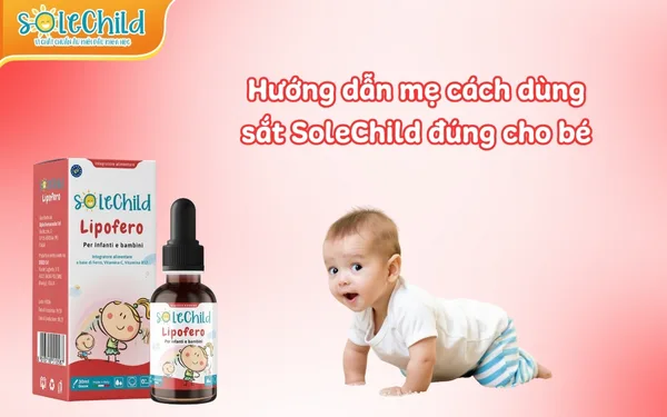 Hình ảnh em bé cùng sản phẩm sắt SoleChild Lipofero, hướng dẫn mẹ cách dùng sắt Solechild đúng cho bé.