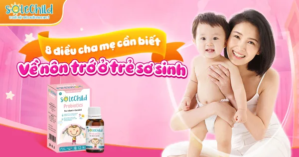 Hình ảnh mẹ và bé cười tươi bên cạnh sản phẩm SoleChild Probiotics, kèm dòng chữ “8 điều cha mẹ cần biết về nôn trớ ở trẻ sơ sinh” trên nền hồng.